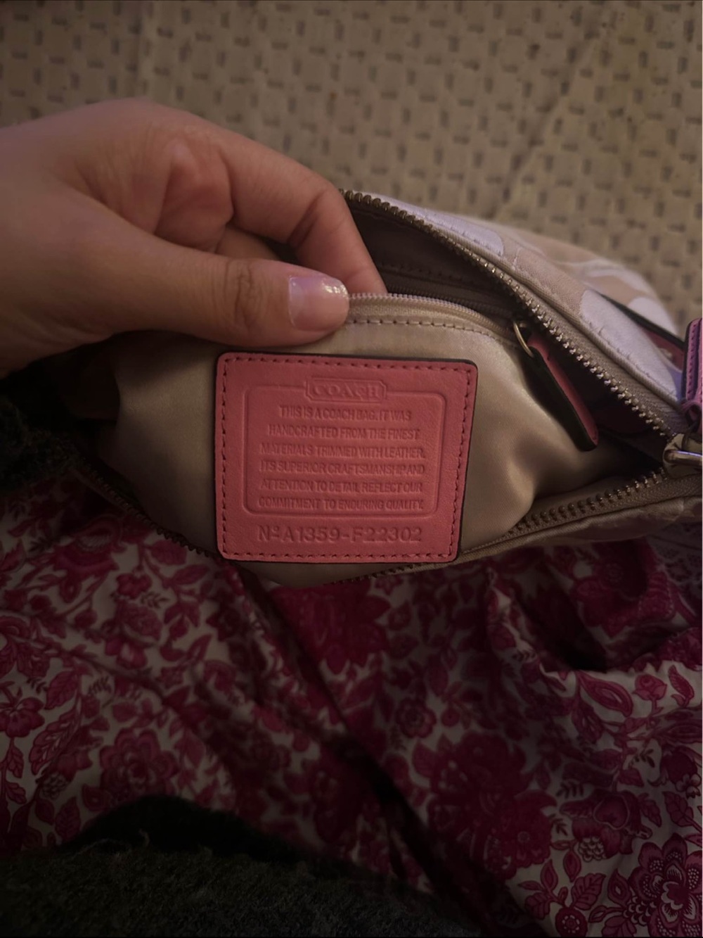 Vintage Coach Kristen Pink Trim Signature Jacquard Shoulder Bag - Picture 4 of 4